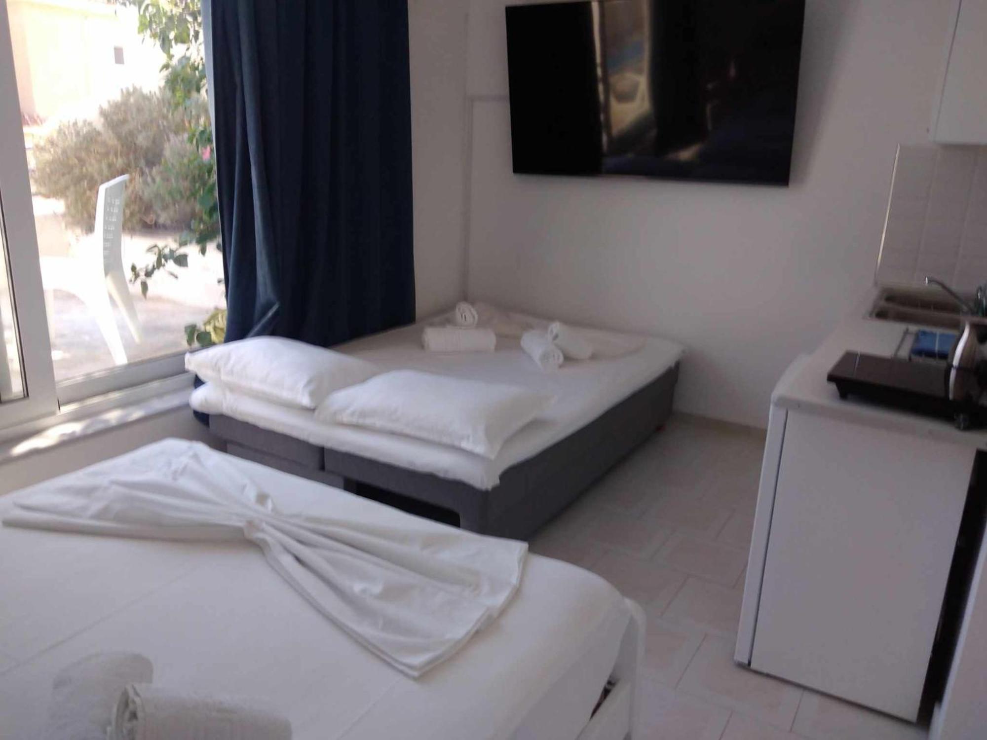 Blue Dolphin Studios And Apartment Vagia  Exterior photo
